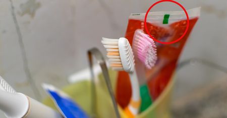 Kolorowe paski na każdej paście do zębów. Niewielu wie, co oznaczają