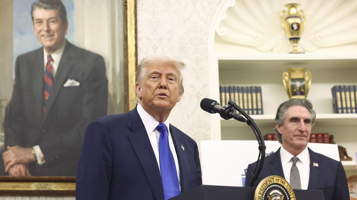 President Trump announces DC will host the 2027 NFL Draftepa12075777 US President Donald Trump (L) and United States Secretary of the Interior Doug Burgum (R) announce plans for Washington DC to host the 2027 NFL draft during an event with National Football League (NFL) Commissioner Roger Goodell and Washington Commanders owner Josh Harris in the Oval Office of the White House in Washington, DC, USA, 05 May 2025. The announcement follows the Washington Commanders' plan to return to DC in a new stadium built on the site of their former one.  EPA/JIM LO SCALZO Dostawca: PAP/EPA.JIM LO SCALZOmicrophone, oval office, white house, president, NFL