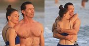 Umięśniony Hugh Jackman obłapia nową ukochaną podczas romantycznego zachodu słońca. Zdrada i rozwód były tego warte? (FOTO)