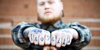 Widzisz taki tatuaż? Uważaj – to może być sygnał ostrzegawczy
