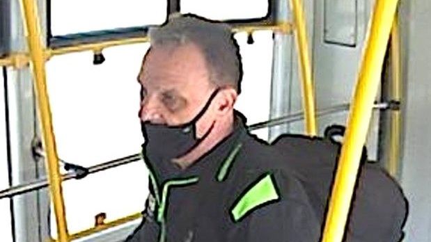 Wrocław. Zuchwała kradzież bagaży w autobusie. Sprawca nadal poszukiwany