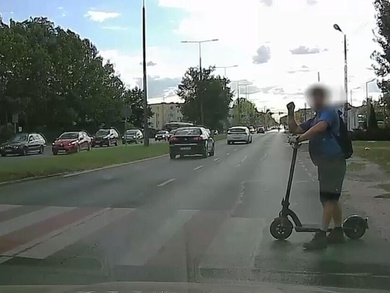 Bydgoszcz: Mężczyzna chciał przepisowo przeprowadzić hulajnogę po pasach. Trzech kierowców przejechało mu przed nogami