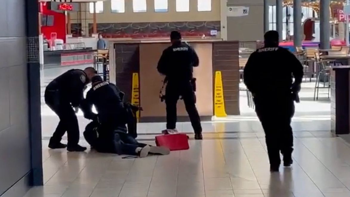 Youtuber postrzelony przez mężczyznę w centrum handlowym