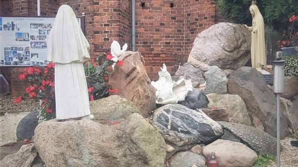 Wrocław. Atak na kościół. Sprawca zostawił na miejscu pustą butelkę wódki oraz własny but