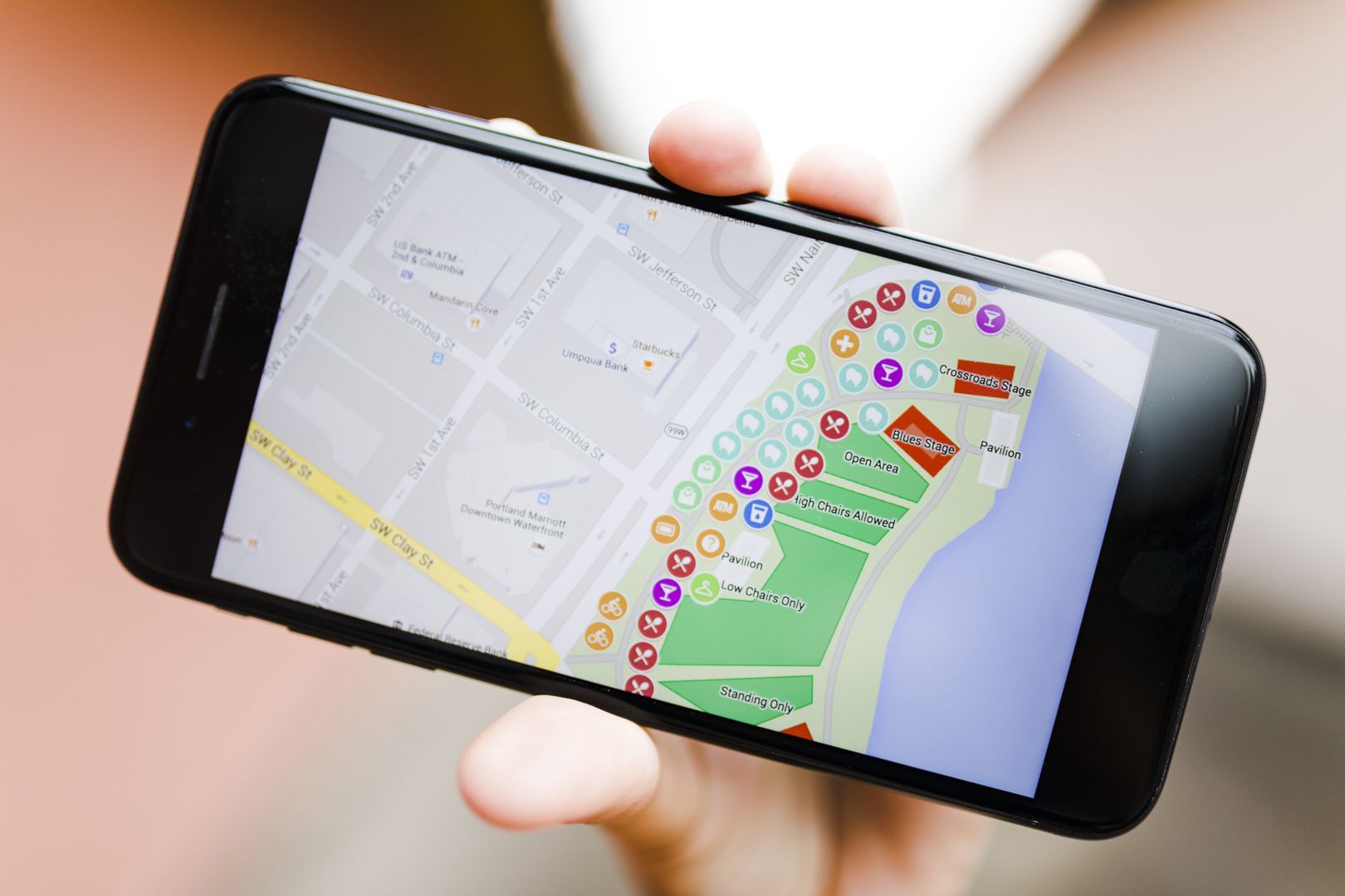 mapa z nawigacją gps na smartfonie