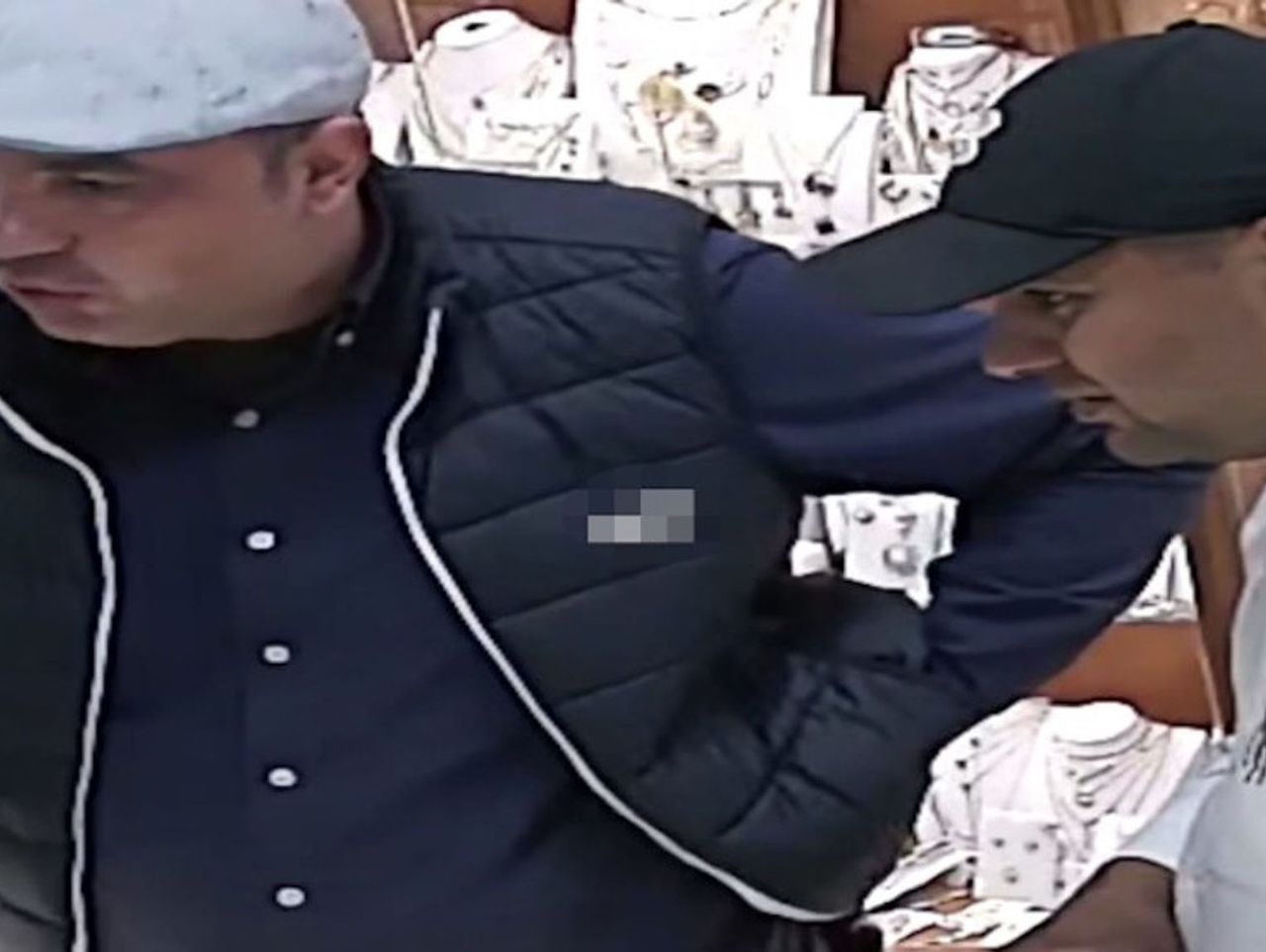 Próbowali okraść jubilera. Policjanci opublikowali zdjęcia sprawców i proszą o pomoc