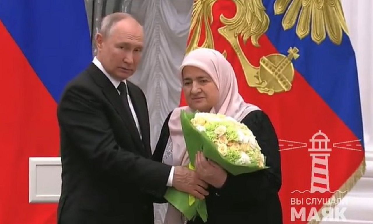 Aimani Kadyrowa in the company of Vladimir Putin.