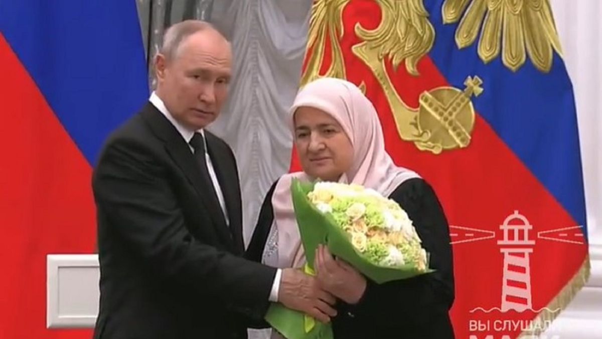 Aimani Kadyrowa w towarzystwie Władimira Putina.