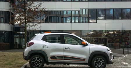Polacy muszą decydować: albo dopłata, albo większa bateria. Dopłaty do tesli i dacii