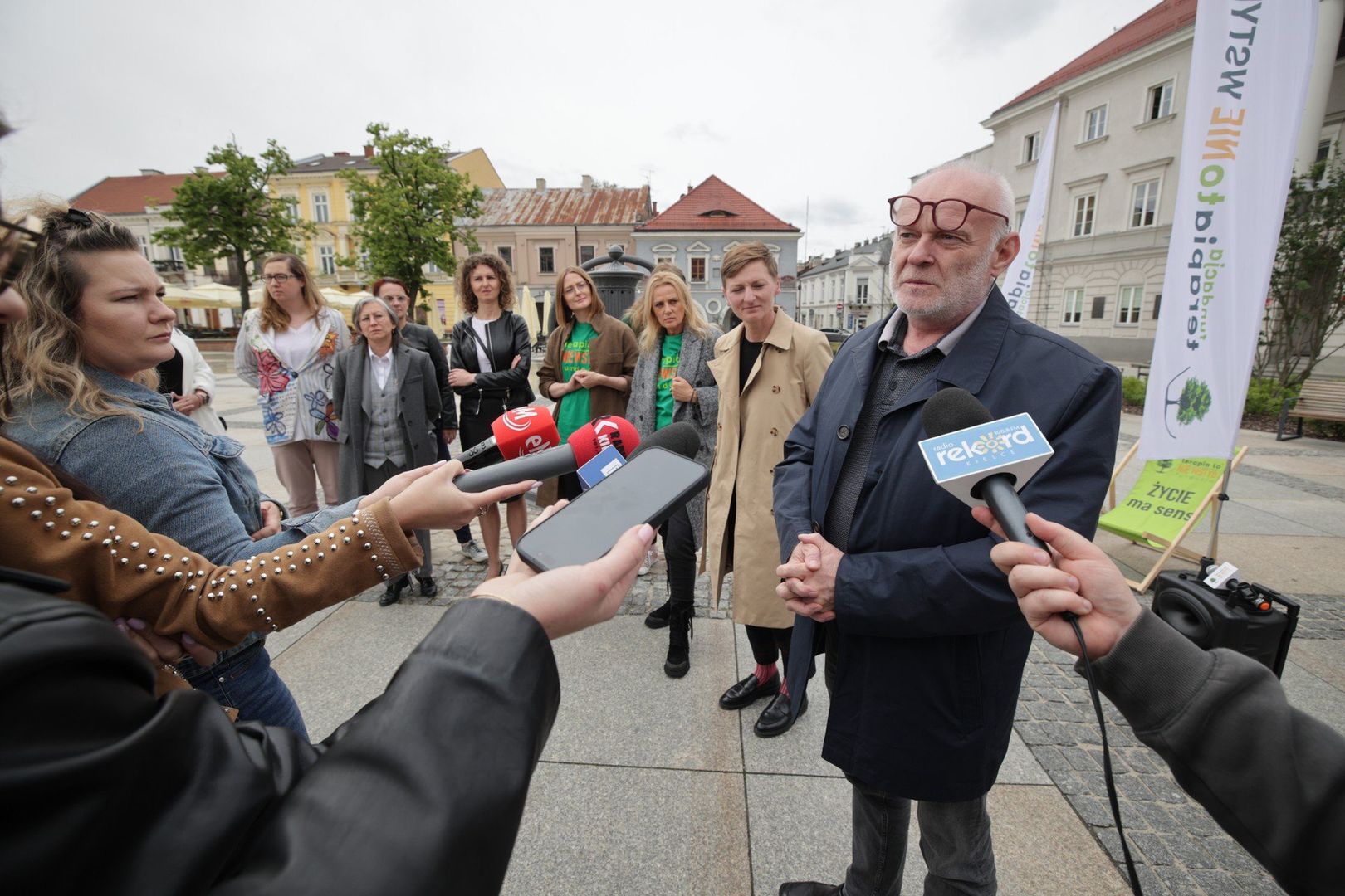 Bezpłatna pomoc psychologiczna na kieleckim Rynku. Bus z terapeutami czeka na mieszkańców w piątek, 23 maja do godziny 18