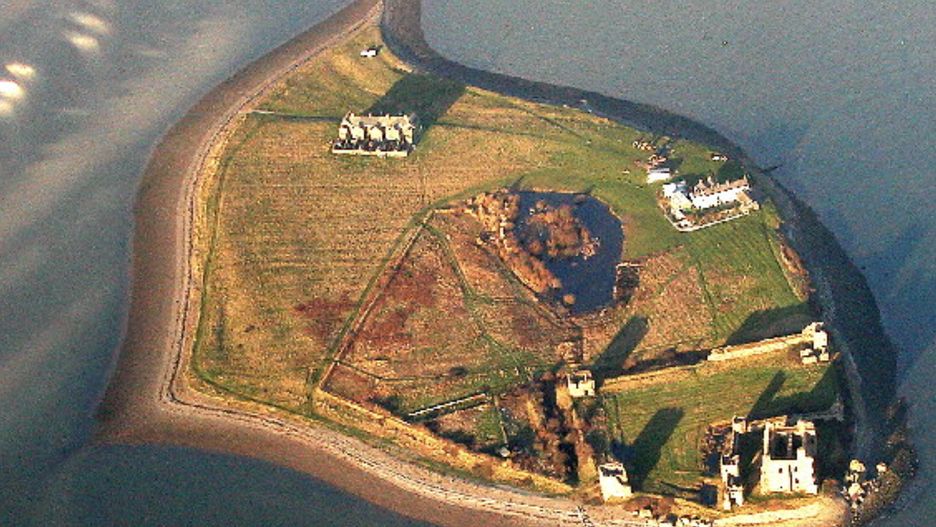 Malowniczą wysepkę Piel z zamkiem z XIV wieku i przyjemnymi plażami łatwo zwiedzić podczas jednego popołudnia. Ale jeśli znajdzie się dobry zarządca, na pobyt w 300-letnim pubie trzeba będzie już poświęcić noc (Wikimedia Commons) 