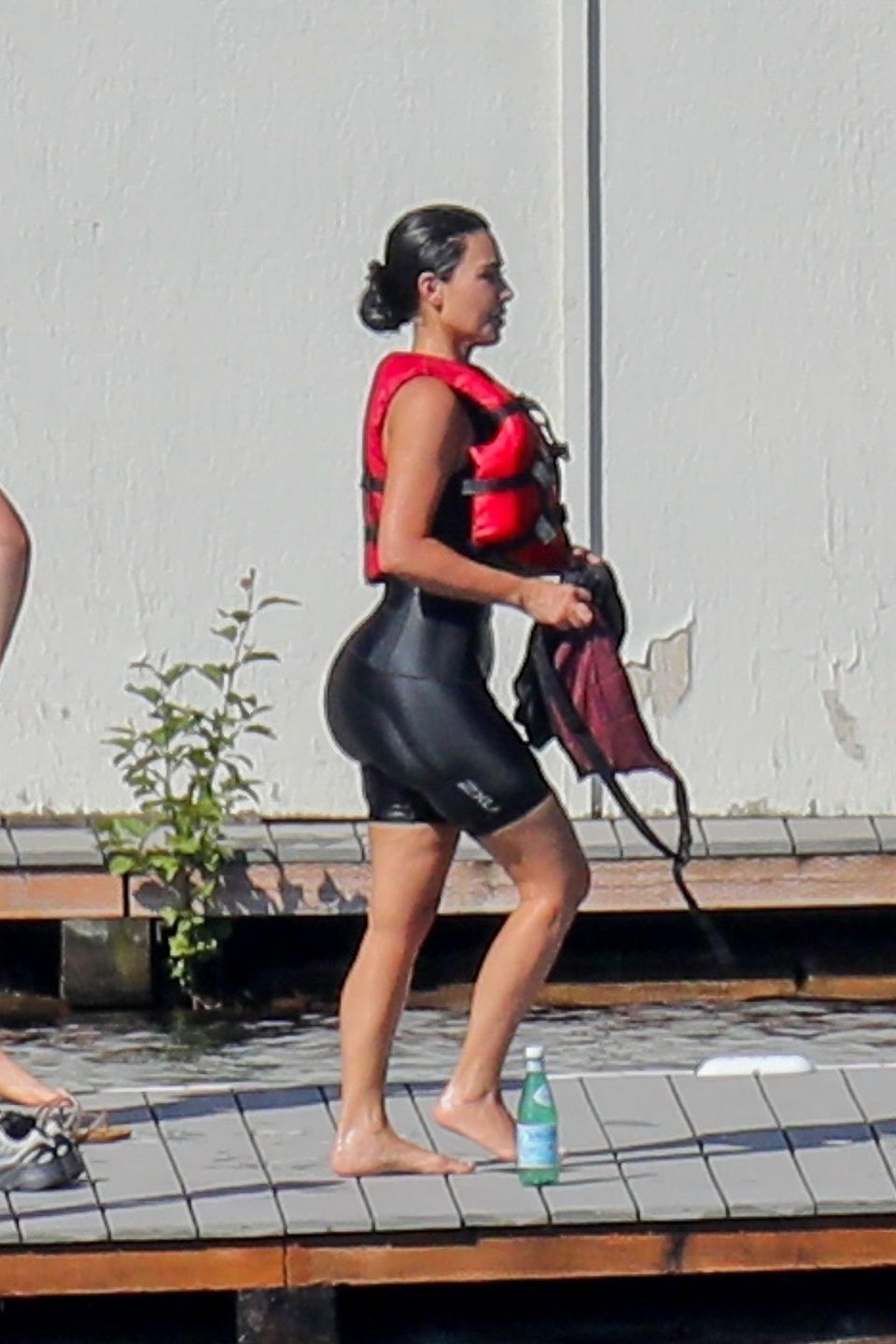 Kim Kardashian szaleje nad jeziorem na desce elektrycznej