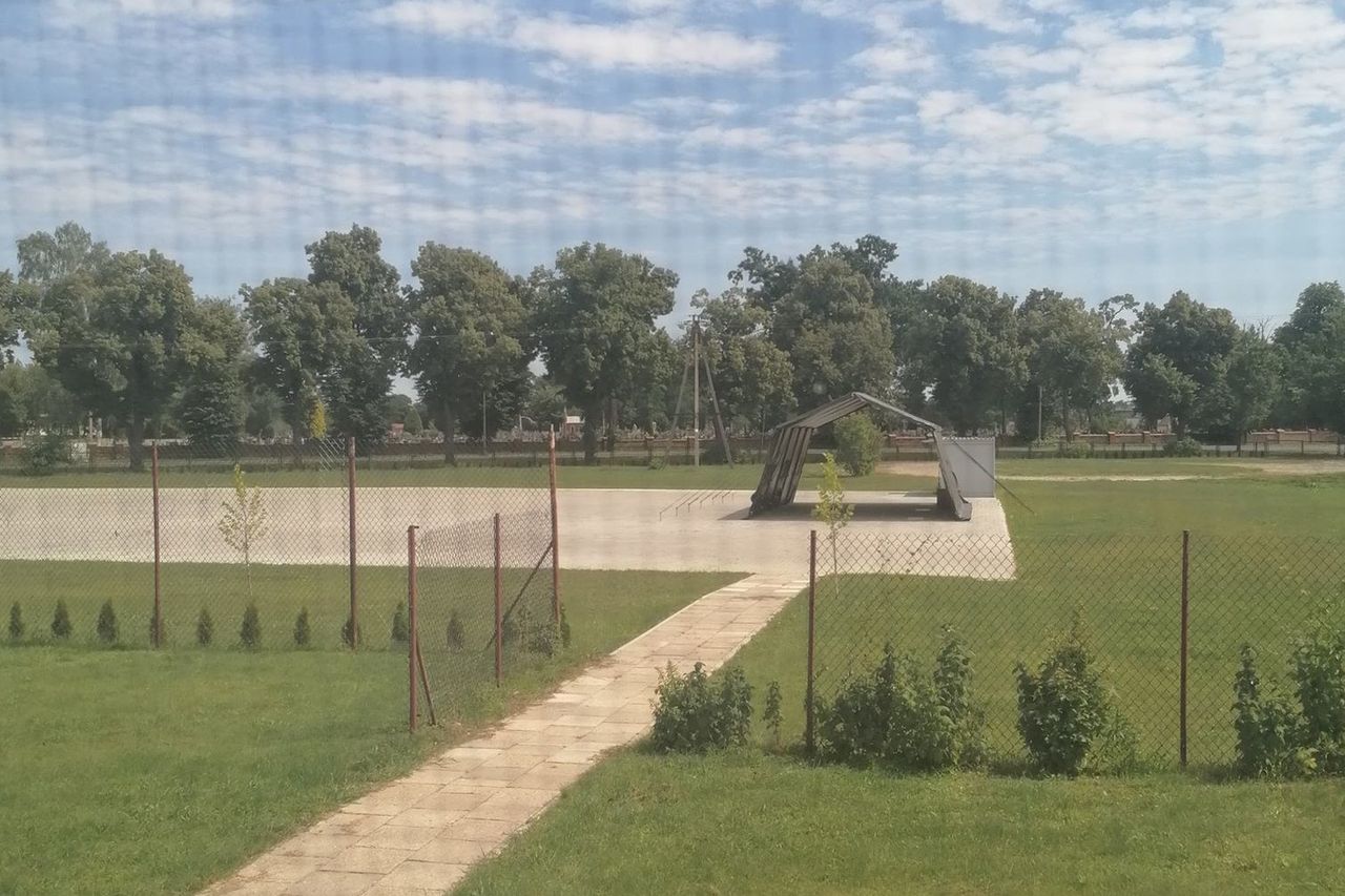 Koronawirus. Pod szkołą w Łowiczu rozstawili namiot do przeprowadzania testów na COVID-19