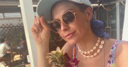 Julia Kamińska pałaszuje ananasa i POZUJE W BIKINI! (FOTO)