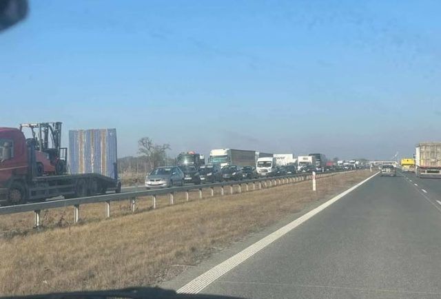 Zderzenie pojazdów i pożar dwóch samochodów. Kolejne utrudnienia w ruchu na S17 (wideo)