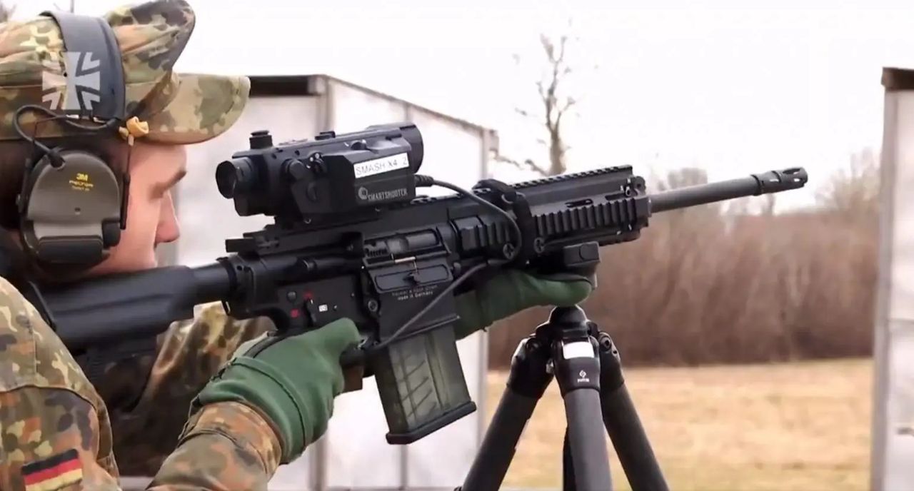 Niemiecki żołnierz z karabinem G27P (HK417) z zamontowanym modułem SMASH X4 od Smart Shooter.