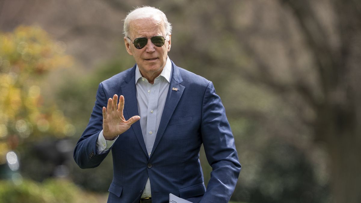  epa09839144 US President Joe Biden waves to the press after walking off Marine One on the South Lawn of the White House, in Washington, DC, USA, 20 March 2022, after returning from a weekend in Delaware.  EPA/Ken Cedeno / POOL Dostawca: PAP/EPA.