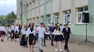 Na zakończenie roku ósmoklasiści z "Jedynki" zatańczyli Poloneza