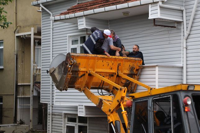 Heavy rains cause floods in KastamonuKASTAMONU, TURKEY - AUGUST 11: Rescue workers rescue flood victims after heavy rains cause floods in Inebolu district of Kastamonu, Turkey on August 11, 2021. Kadir Yildirim / Anadolu Agency/ABACAPRESS.COM 
Dostawca: PAP/AbacaAA/ABACARain, BINARY<(6) bytes>