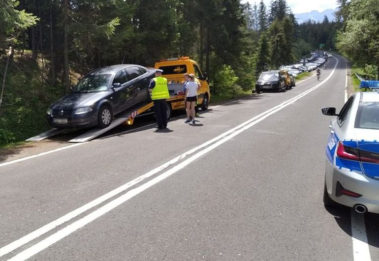 Pozostawienie auta na poboczu ruchliwej drogi może skończyć się wizytą lawety