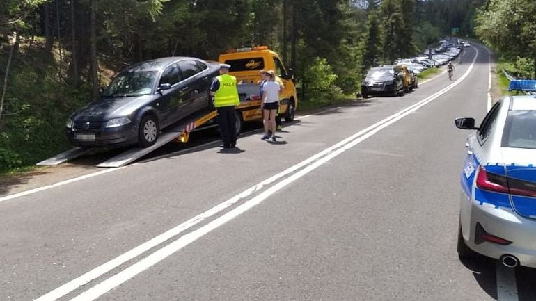 Pozostawienie auta na poboczu ruchliwej drogi może skończyć się wizytą lawety