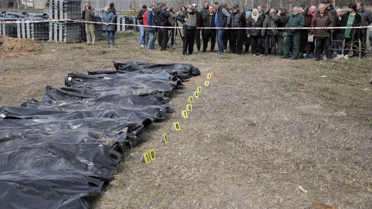 Bucza, Ukraina, 08.04.2022. Miejsce masowego mordu ludności cywilnej przez Rosjan w Buczy, 8 bm. Kijowska policja regionalna przebadała ciała zmarłych i rejestrowała zbrodnie wojenne agresora. Trwa inwazja Rosji na Ukrainę. (kf) PAP/Główna Dyrekcja Policji Narodowej w Kijowie HANDOUT EDITORIAL USE ONLY NO SALES