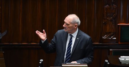 "Panie ministrze, proszę opuścić mównicę". Macierewicz się rozpędził