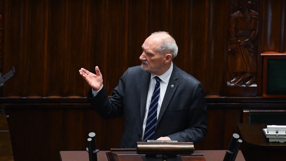 Warszawa, 17.01.2024. Poseł PiS Antoni Macierewicz na sali obrad Sejmu w Warszawie, 17 bm. Sejm w drugim dniu posiedzenia ma zająć się m.in. wnioskiem PiS o wyrażenie wotum nieufności wobec ministra kultury i dziedzictwa narodowego Bartłomieja Sienkiewicza. (jm) PAP/Piotr Nowak
