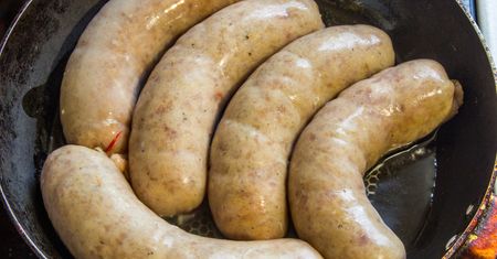 Jak parzyć białą kiełbasę, żeby nie pękała? Sposób jest banalnie prosty