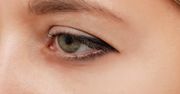 Jak namalować kreskę na opadającej powiece? Ten trik załatwi sprawę