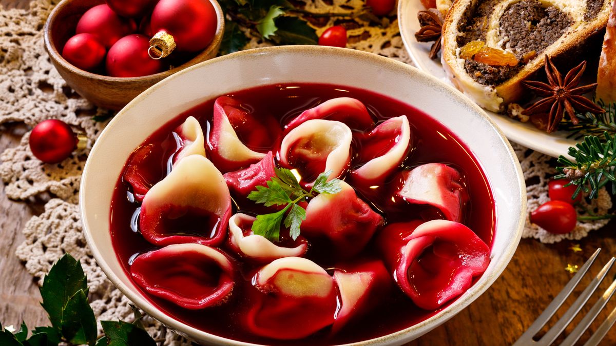 Barszcz czerwony z uszkami co roku trafia na wigilijny stół