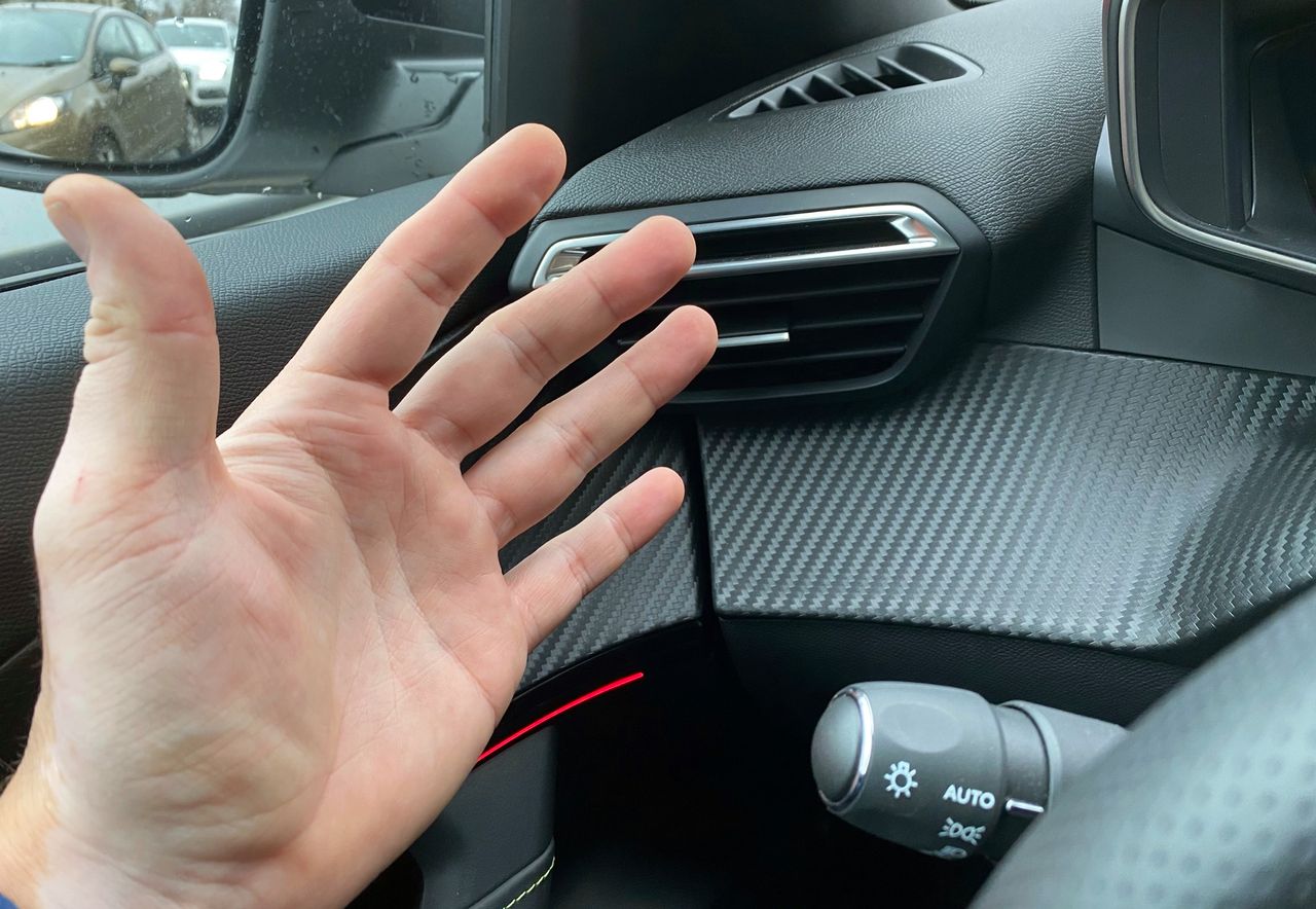 Mechanik wyjaśnia dziwne zjawisko. Ogrzewanie działa, a leci zimne