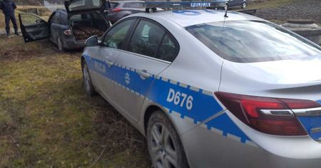 22-latek nie zatrzymał się do kontroli na al. Warszawskiej. W trakcie ucieczki staranował radiowóz