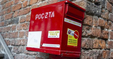 Poczta Polska na krawędzi. Wstrzymane inwestycje, rekrutacje i podwyżki