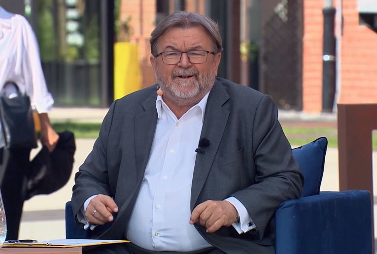Edward Miszczak podczas prezentacji ramówki TVN na jesień 2020 roku