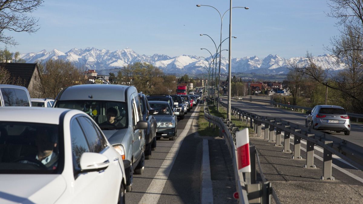 Turyści tłumnie wracają po długim weekendzie. Zakopianka zakorkowana. 