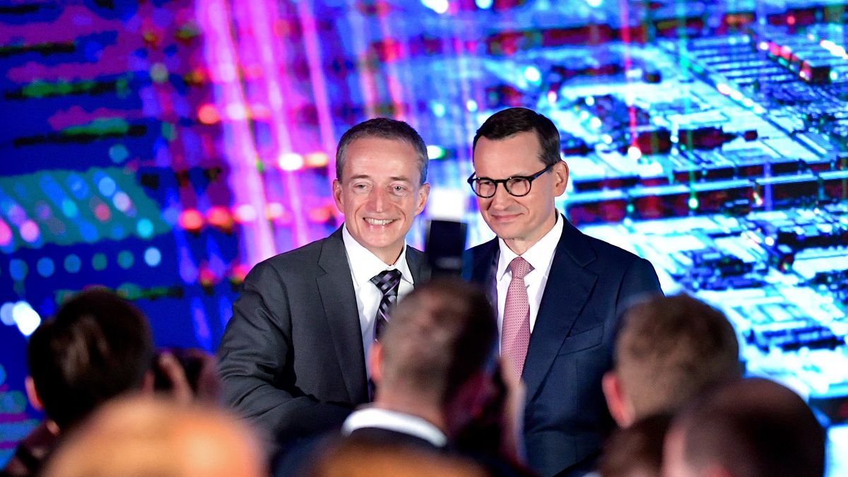 Wrocław, 16.06.2023. Premier Mateusz Morawiecki (P) oraz CEO Intela Pat Gelsinger (L) podczas konferencji prasowej firmy Intel w Arche Hotel Wrocław, 16 bm. Amerykański koncern chce zainwestować 4,6 mld dol. i zatrudnić 2 tys. osób w zakładzie integracji i testowania półprzewodników w okolicach Wrocławia. (jm) PAP/Sebastian Borowski