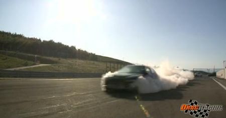 Szybkie samochody, piękne kobiety i zapach palonej gumy [wideo]