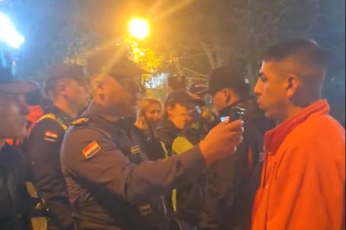 Zaskoczenie przed stadionem. Stali z alkomatami i zabierali na komisariat