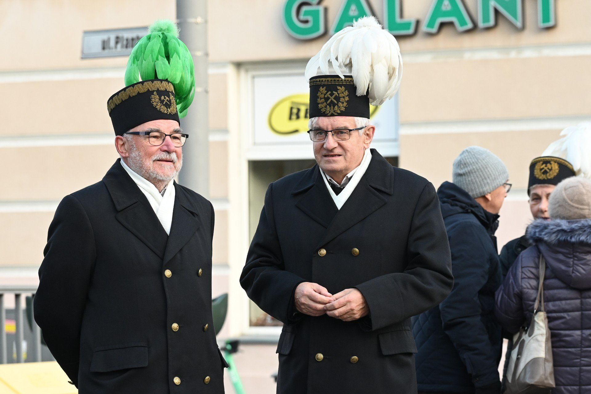 Górnicy podczas Pochodu Barbórkowego w Kielcach 4 grudnia 2025. Uczestnicy przemaszerowali ulicami miasta w galowych strojach górniczych.
