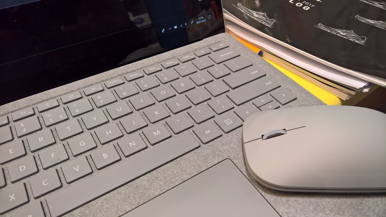 Ta mysz nie stanowi kompletu z Surface Laptop ale świetnie z nim współpracuje.