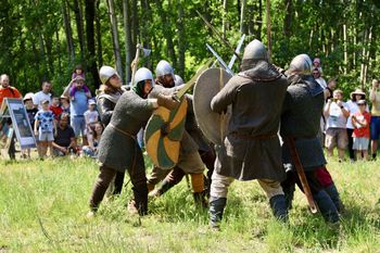 Trwa Piknik Archeologiczny w Lesie Bródnowskim. W programie różne pokazy i warsztaty