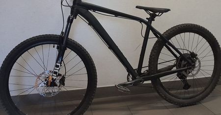 Kradli rowery spod bloków. 13 i 16 latek są w rękach policji. Po kradzieży zostawało tylko przednie koło