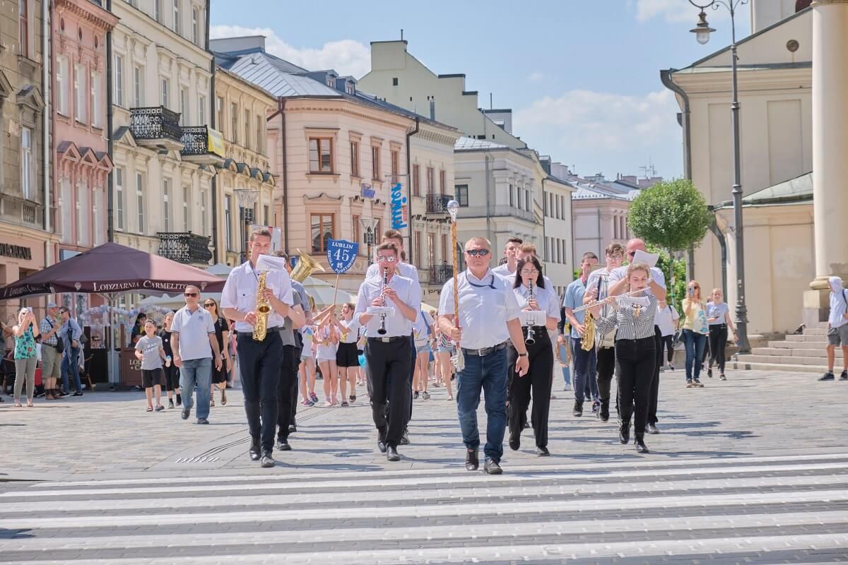 Przemarsz uczestników Lubelskiego Dnia Integracji Dzieci i Młodzieży Wielu Kultur na Stare Miasto