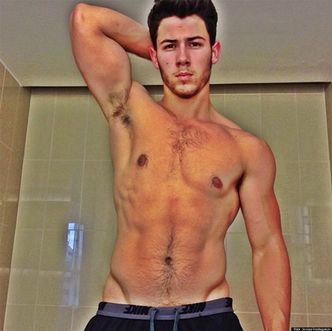 Nick Jonas BEZ KOSZULKI! SEKSOWNY?