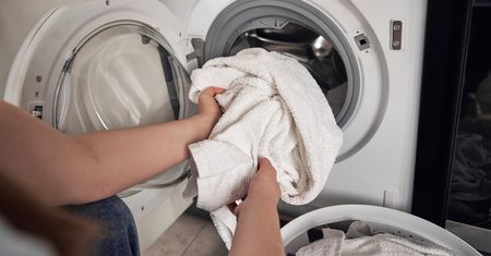 Wlej trzy łyżki do pralki. Ręczniki będą miękkie i pachnące