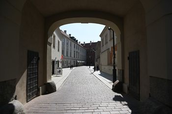 Nieodkryta ulica w sercu Warszawy. Z 380-letnim dzwonem i wyjątkową kamienicą. Jedno z najciekawszych miejsce w stolicy