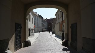 Nieodkryta ulica w sercu Warszawy. Z 380-letnim dzwonem i wyjątkową kamienicą. Jedno z najciekawszych miejsce w stolicy