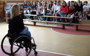 "Wózek to nie koniec życia, ale sporo niedogodności". Niepełnosprawni w Grudziądzu przestrzegali młodzież przed złymi wyborami
