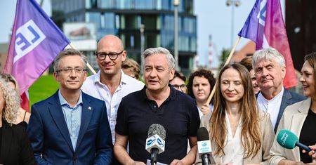 Przełom ws. paktu senackiego. Biedroń podaje kluczową datę